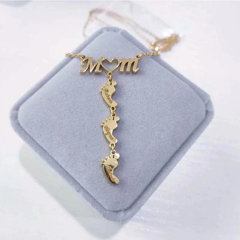 "Mamma halsband i 925 sterling silver med noggrant utformade babyfötter, en symbol för evig kärlek och beskydd."