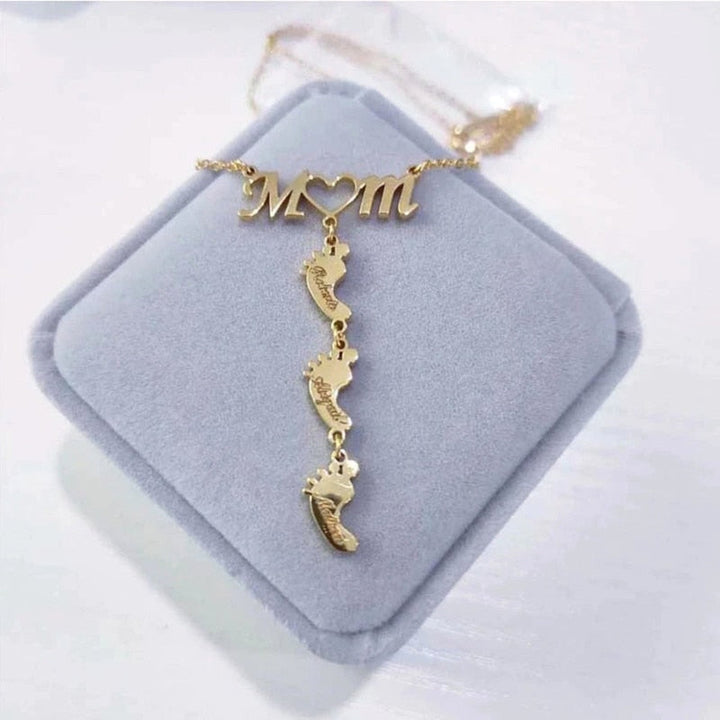"Mamma halsband i 925 sterling silver med noggrant utformade babyfötter, en symbol för evig kärlek och beskydd."