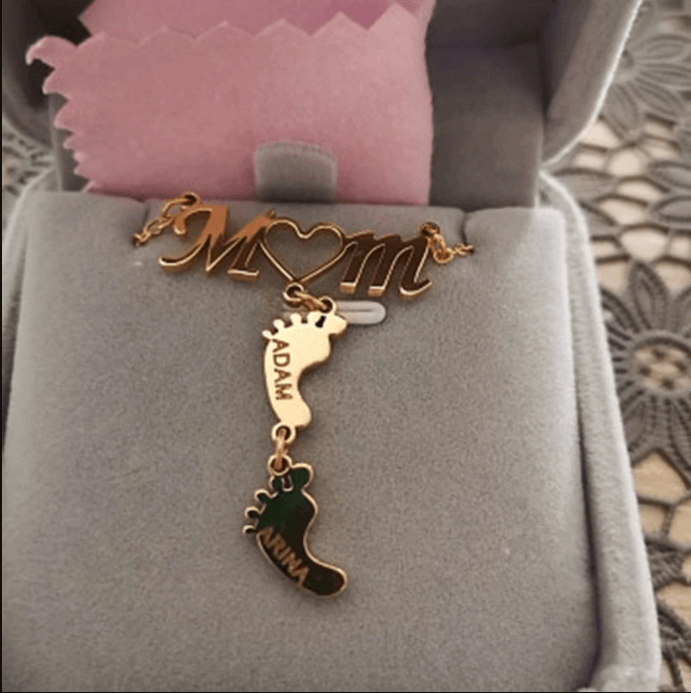 "Mamma halsband i 925 sterling silver med noggrant utformade babyfötter, en symbol för evig kärlek och beskydd."