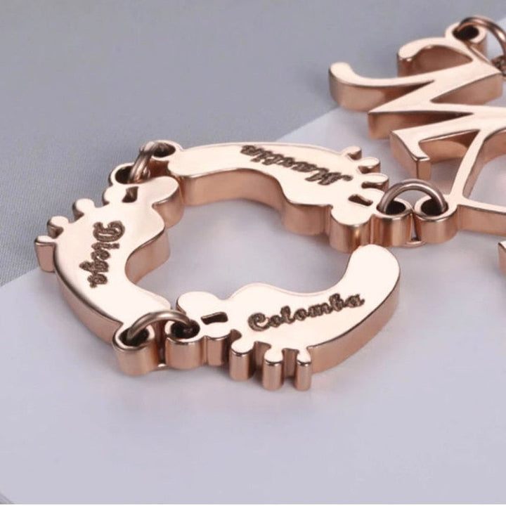 "Mamma halsband i 925 sterling silver med noggrant utformade babyfötter, en symbol för evig kärlek och beskydd."