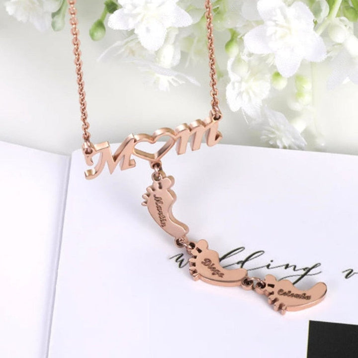 "Mamma halsband i 925 sterling silver med noggrant utformade babyfötter, en symbol för evig kärlek och beskydd."