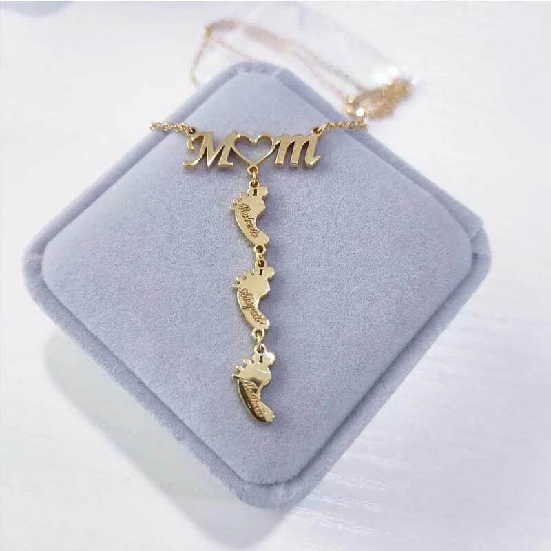 "Mamma halsband i 925 sterling silver med noggrant utformade babyfötter, en symbol för evig kärlek och beskydd."