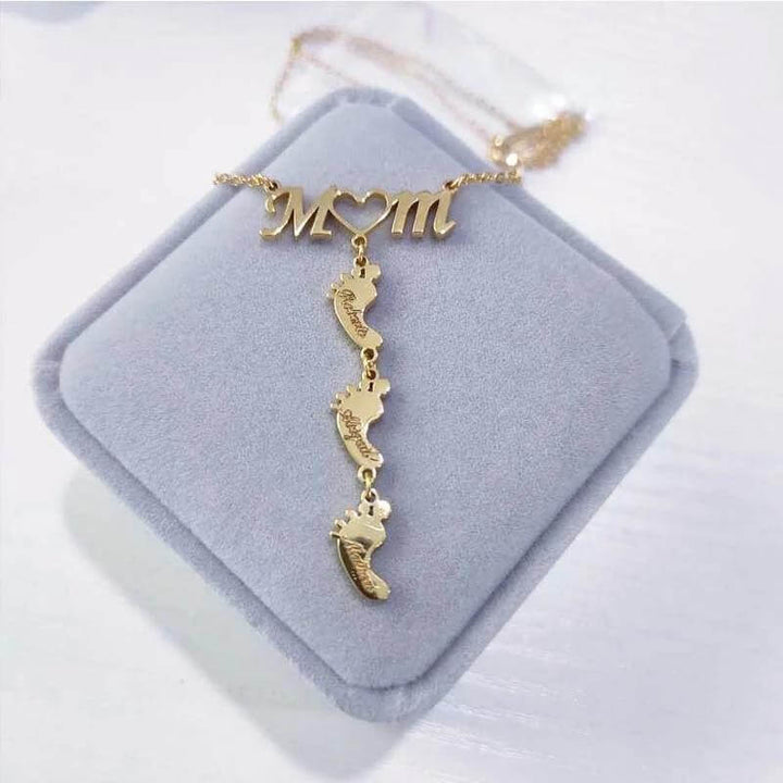 "Mamma halsband i 925 sterling silver med noggrant utformade babyfötter, en symbol för evig kärlek och beskydd."