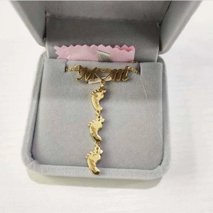 "Mamma halsband i 925 sterling silver med noggrant utformade babyfötter, en symbol för evig kärlek och beskydd."