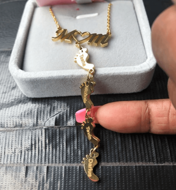 "Mamma halsband i 925 sterling silver med noggrant utformade babyfötter, en symbol för evig kärlek och beskydd."