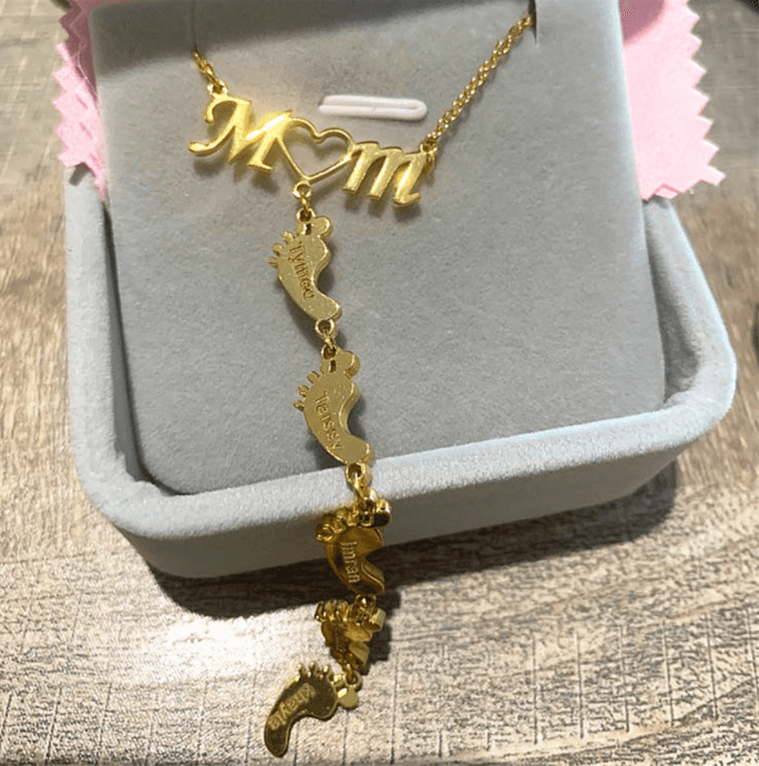 "Mamma halsband i 925 sterling silver med noggrant utformade babyfötter, en symbol för evig kärlek och beskydd."