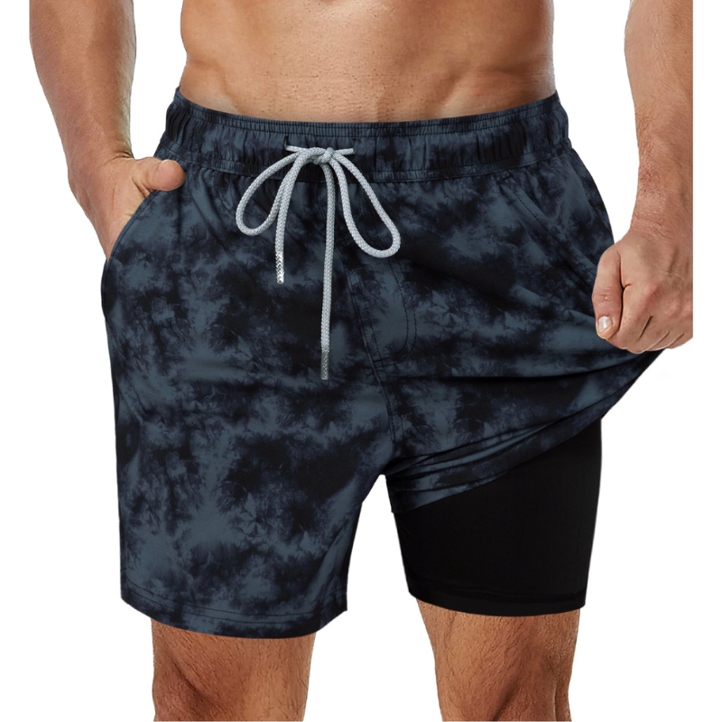 Mörkblå 2-i-1 badshorts för män med stödjande foder, tryckt mönster och djupa sidofickor.