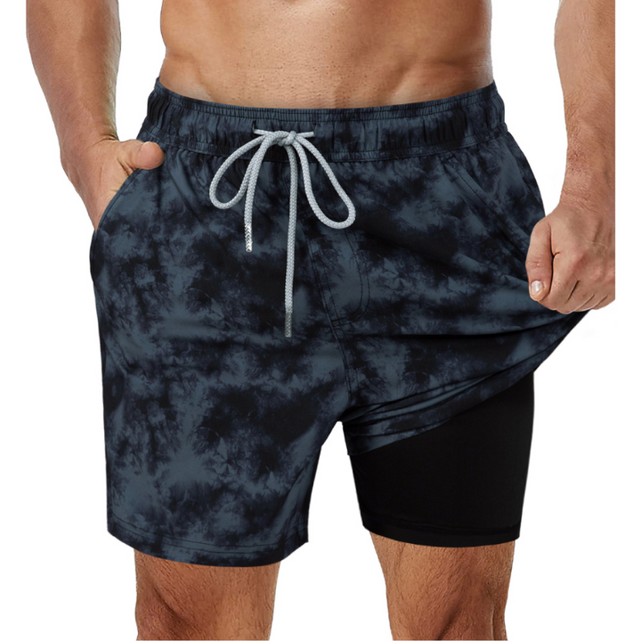 Mörkblå 2-i-1 badshorts för män med stödjande foder, tryckt mönster och djupa sidofickor.