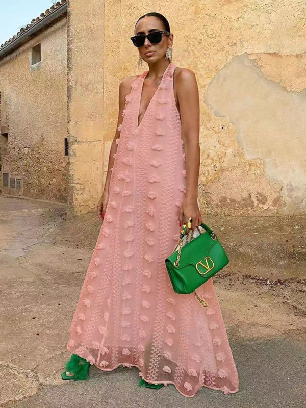 "Maxi klänning dam med halterneck, blommigt mönster, flödande design, elegans för speciella tillfällen."