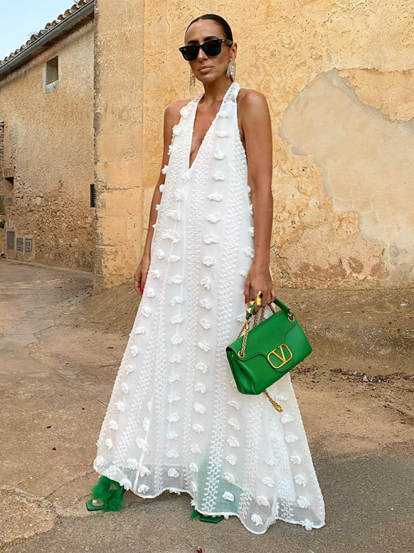 "Maxi klänning dam med halterneck, blommigt mönster, flödande design, elegans för speciella tillfällen."
