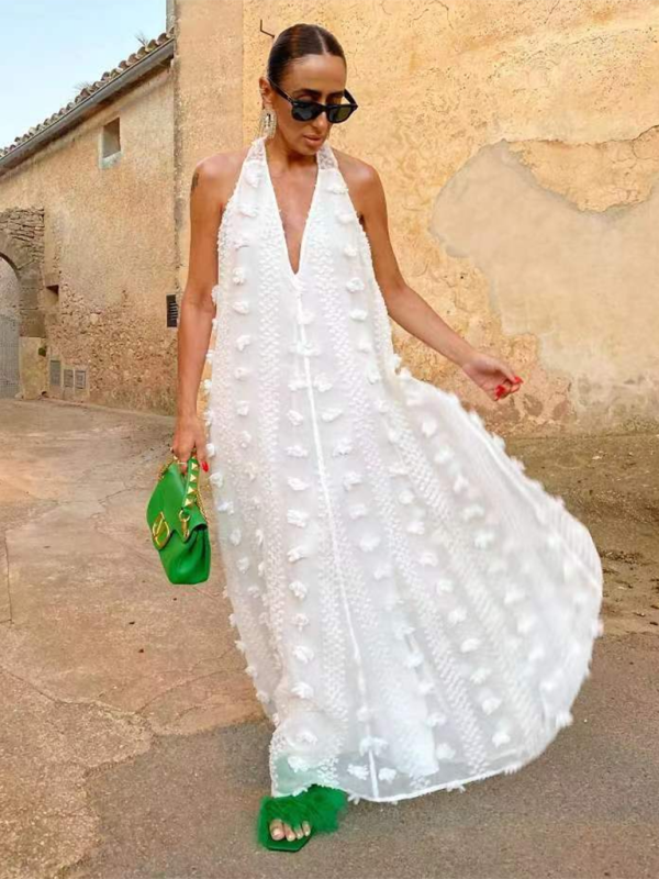 "Maxi klänning dam med halterneck, blommigt mönster, flödande design, elegans för speciella tillfällen."