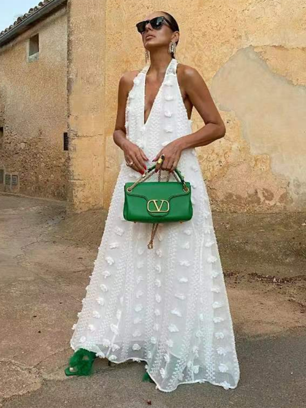 "Maxi klänning dam med halterneck, blommigt mönster, flödande design, elegans för speciella tillfällen."