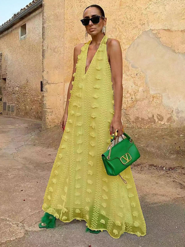 "Maxi klänning dam med halterneck, blommigt mönster, flödande design, elegans för speciella tillfällen."