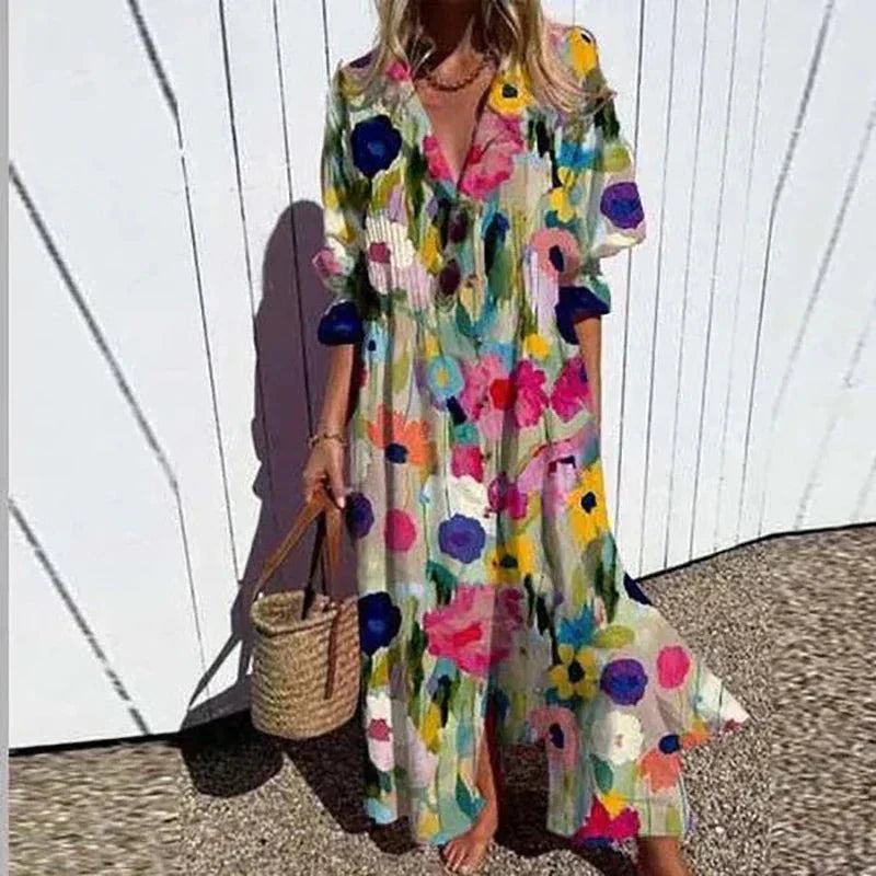 "Maxiflödande boho-klänning i lätt material, färgglada toner, perfekt för sommar och fest, luftig och elegant design."