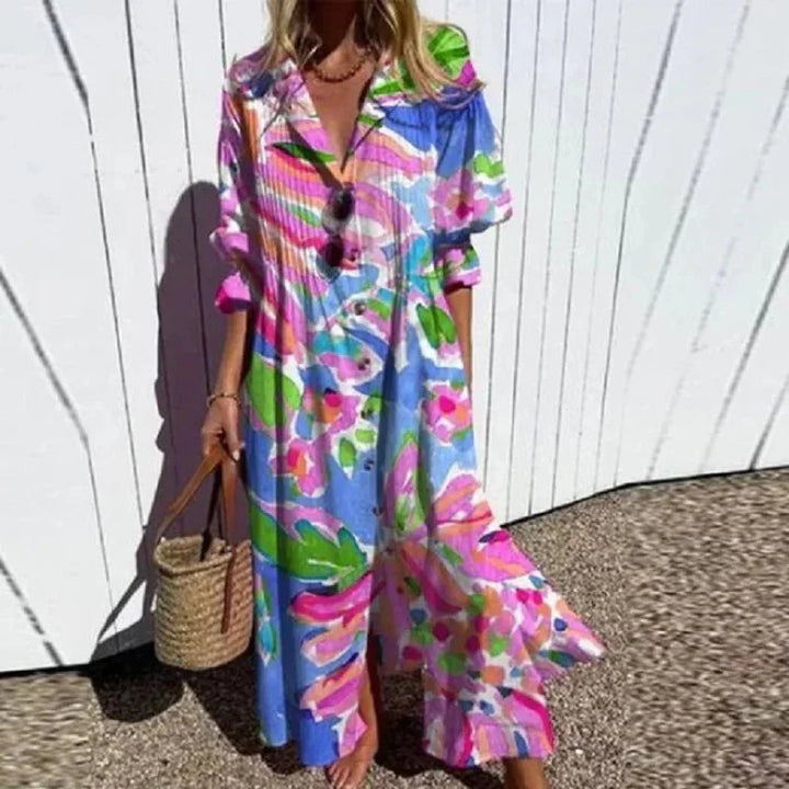 "Maxiflödande boho-klänning i lätt material, färgglada toner, perfekt för sommar och fest, luftig och elegant design."