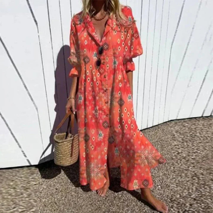 "Maxiflödande boho-klänning i lätt material, färgglada toner, perfekt för sommar och fest, luftig och elegant design."