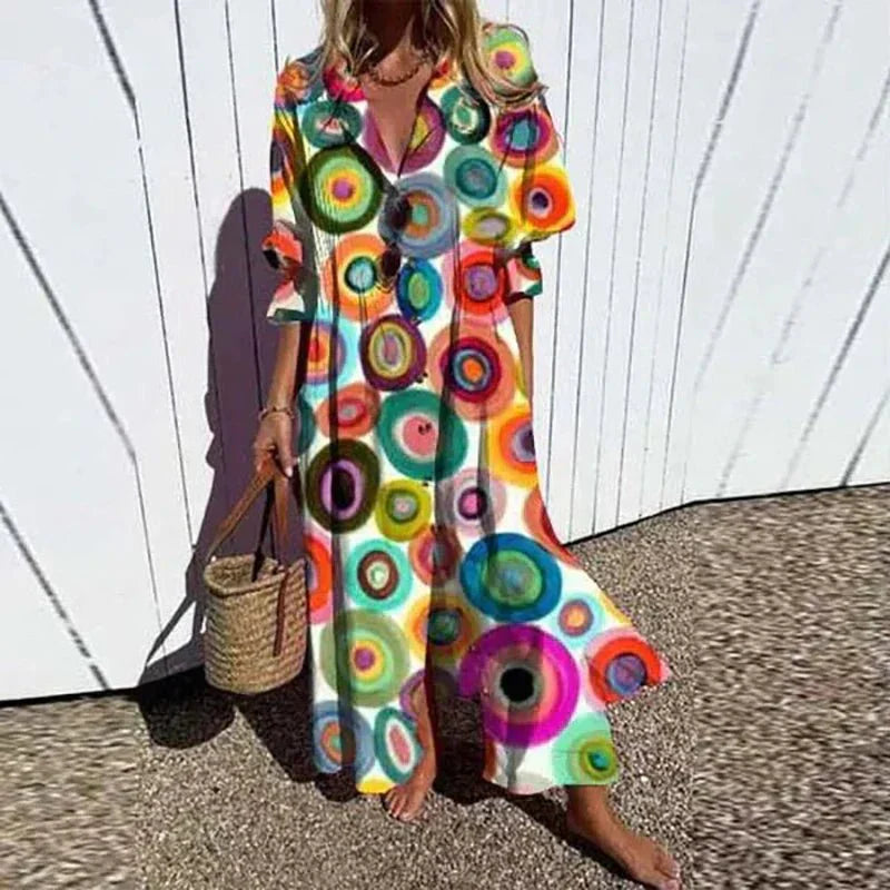 "Maxiflödande boho-klänning i lätt material, färgglada toner, perfekt för sommar och fest, luftig och elegant design."