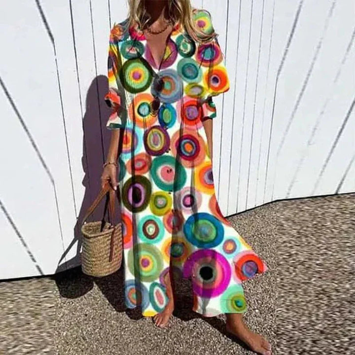 "Maxiflödande boho-klänning i lätt material, färgglada toner, perfekt för sommar och fest, luftig och elegant design."