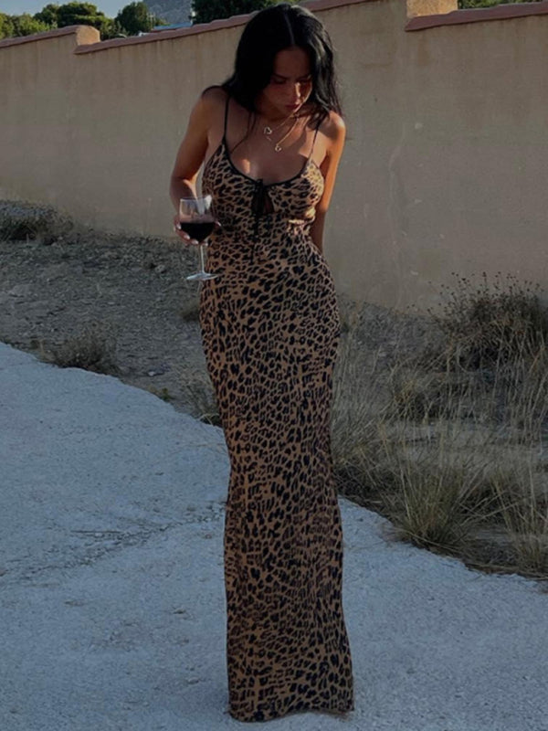 Maxiklänning dam halterneck i leopardmönster, elegant design med sofistikerad maxilängd för ett stilrent intryck.