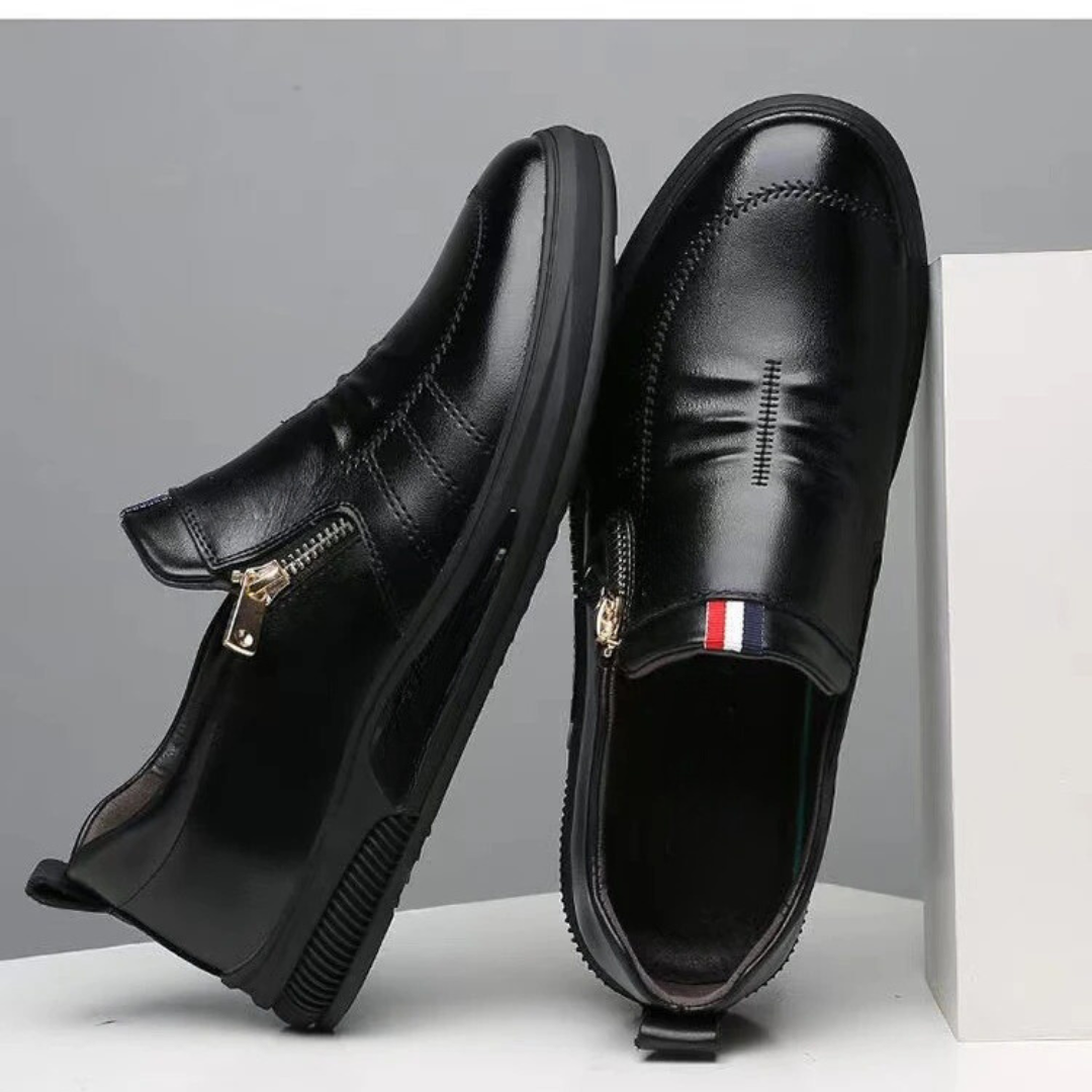 Herrloafers i svart, andningsbart material, stilren design för vardagsbruk.