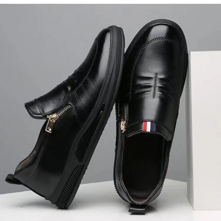 Herrloafers i svart, andningsbart material, stilren design för vardagsbruk.