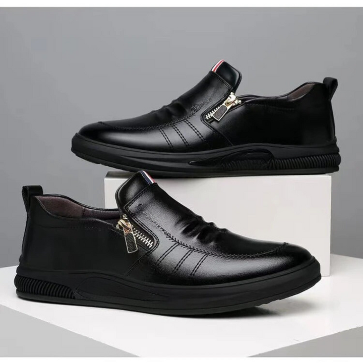 Herrloafers i svart, andningsbart material, stilren design för vardagsbruk.