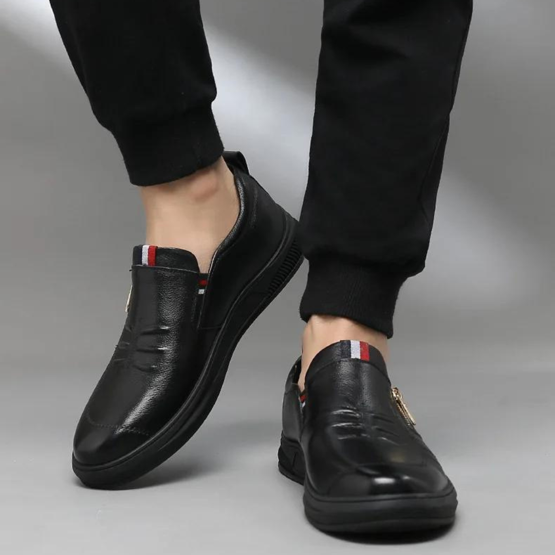 Herrloafers i svart, andningsbart material, stilren design för vardagsbruk.