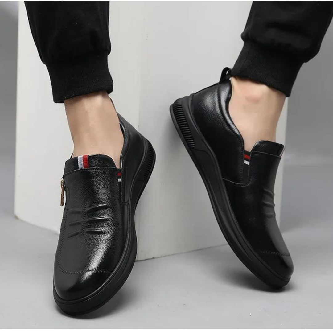 Herrloafers i svart, andningsbart material, stilren design för vardagsbruk.