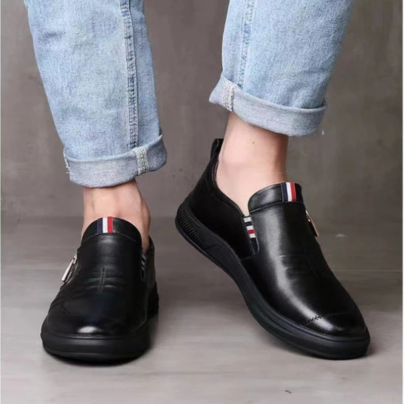 Herrloafers i svart, andningsbart material, stilren design för vardagsbruk.