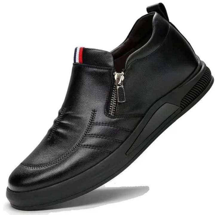 Herrloafers i vitt, andningsbart material, stilren design för vardagsbruk.