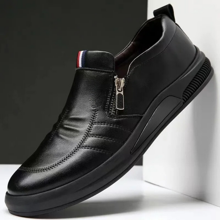 Herrloafers i vitt, andningsbart material, stilren design för vardagsbruk.