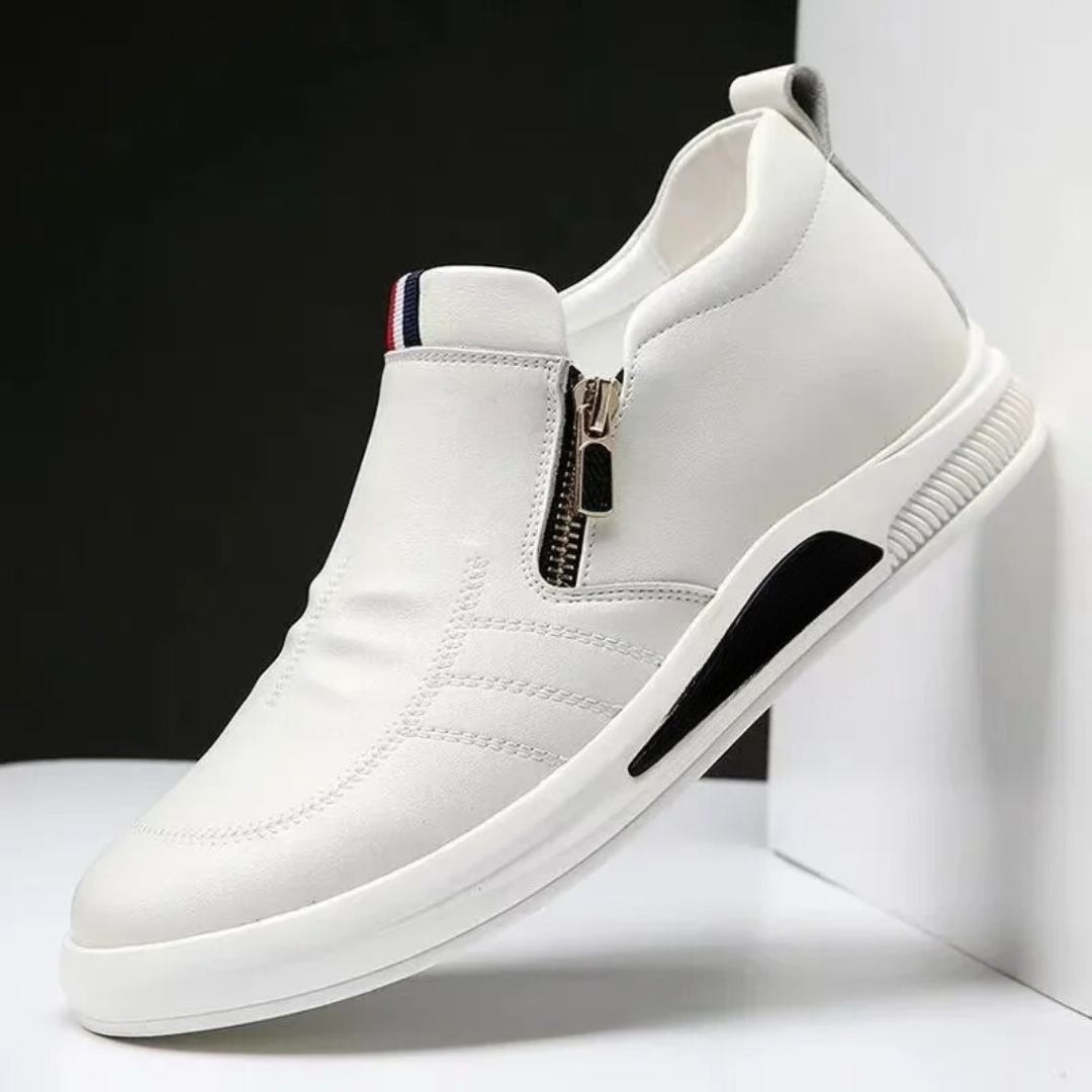 Herrloafers i vitt, andningsbart material, stilren design för vardagsbruk.