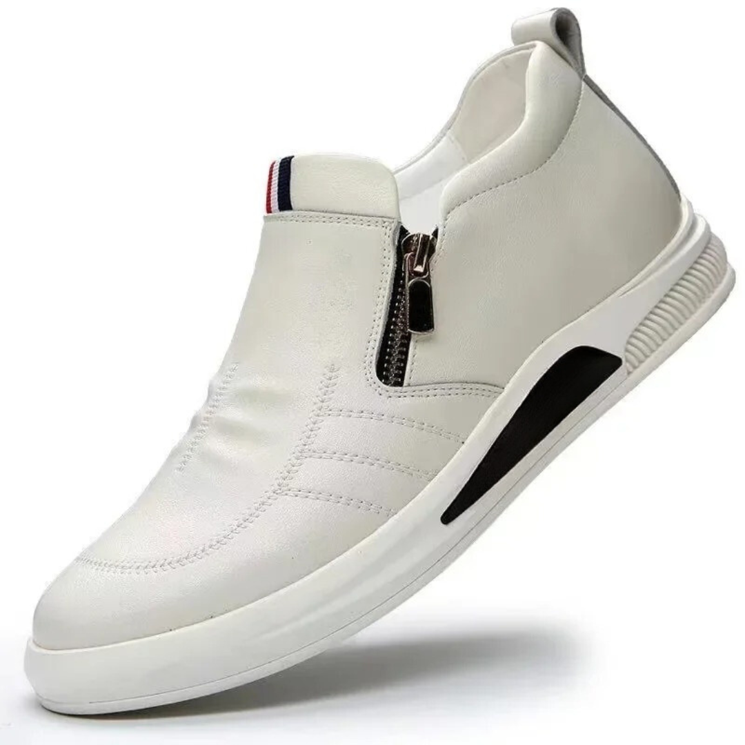 Herrloafers i vitt, andningsbart material, stilren design för vardagsbruk.