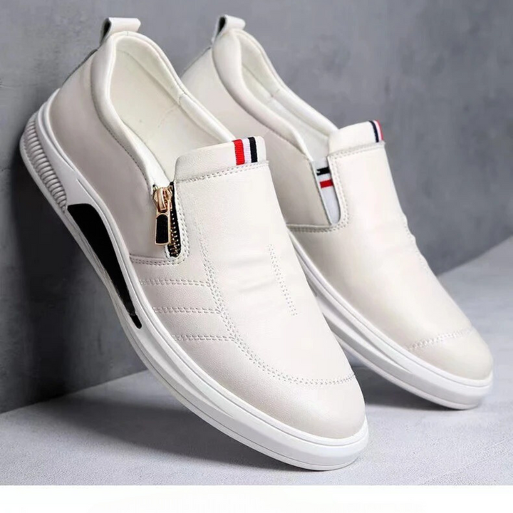 Herrloafers i vitt, andningsbart material, stilren design för vardagsbruk.