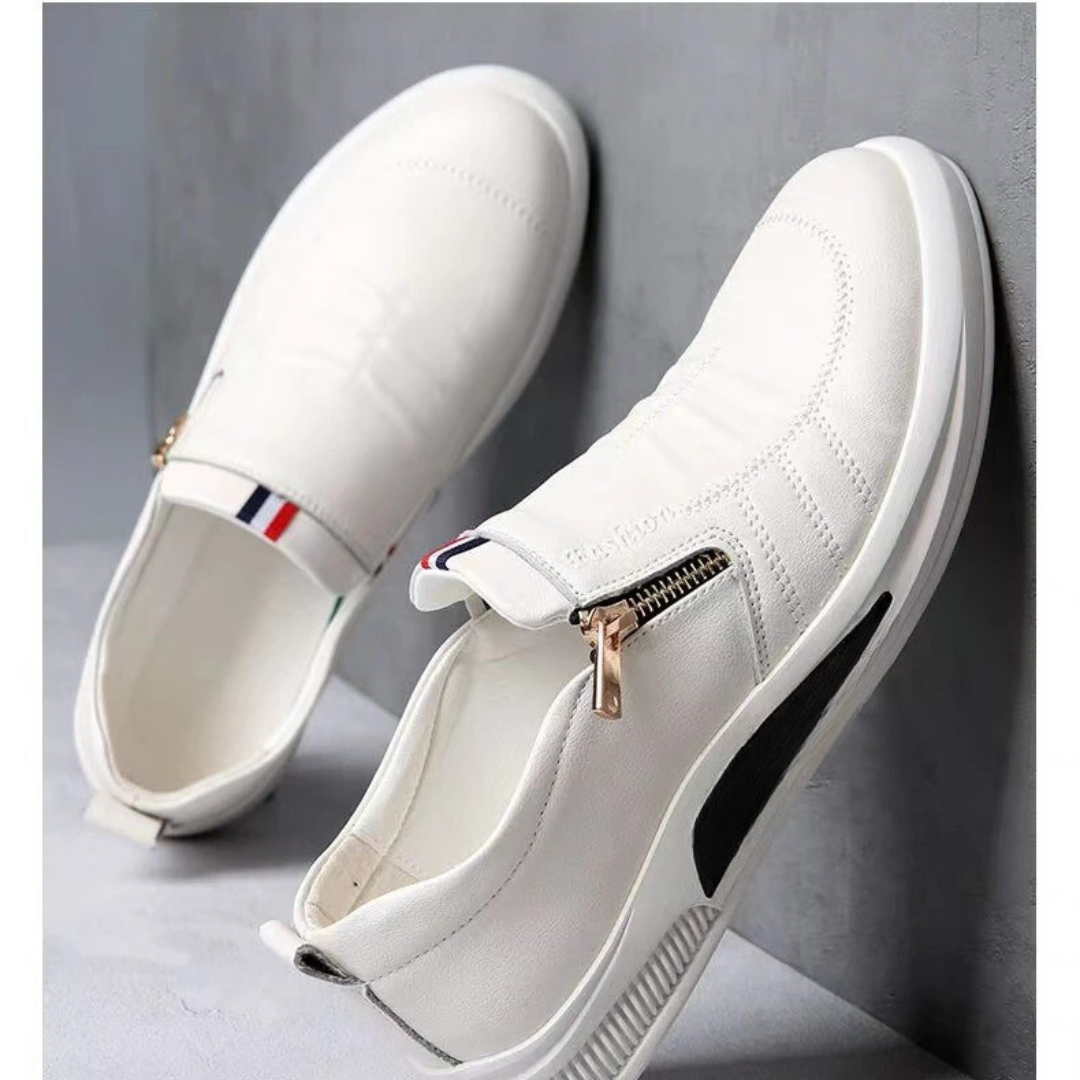 Herrloafers i vitt, andningsbart material, stilren design för vardagsbruk.