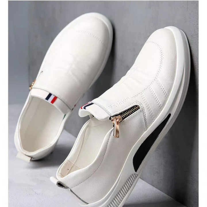 Herrloafers i vitt, andningsbart material, stilren design för vardagsbruk.