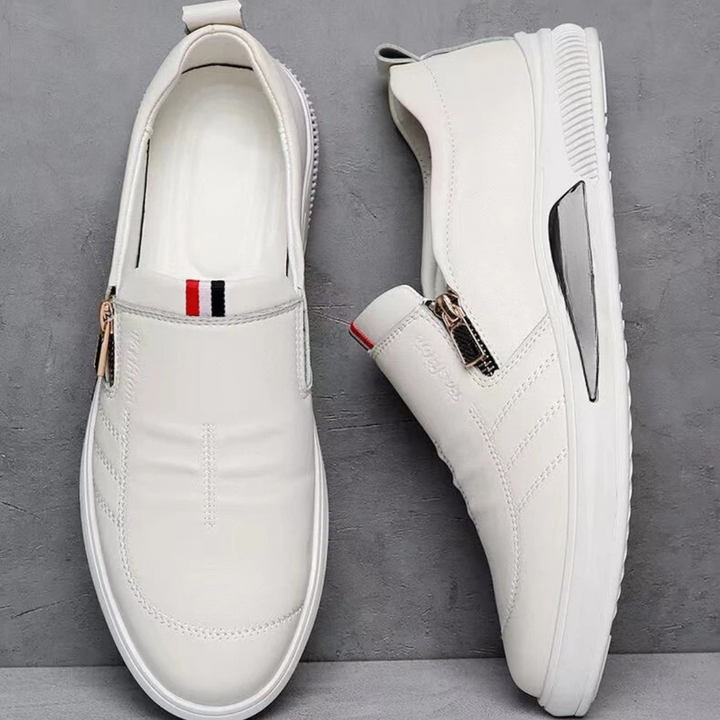 Herrloafers i svart, andningsbart material, stilren design för vardagsbruk.
