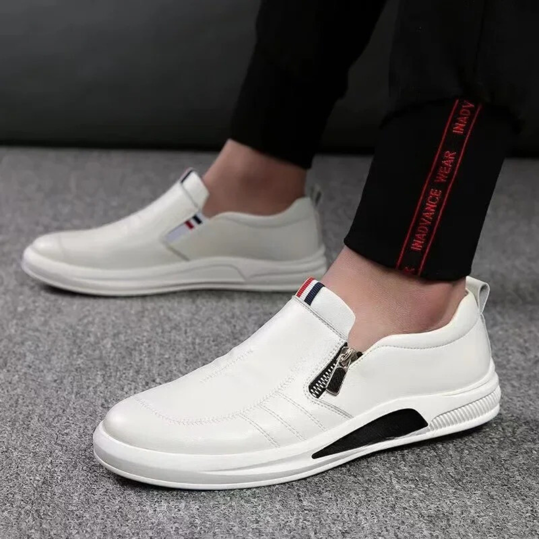 Herrloafers i svart, andningsbart material, stilren design för vardagsbruk.