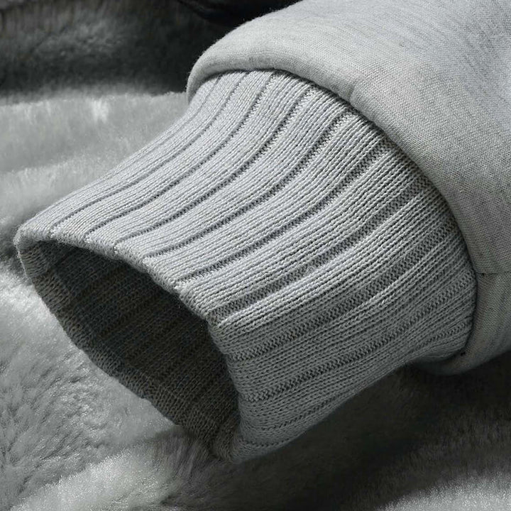 "Men's vinter fleecejacka med huva och dragkedja, mjukt foder, vindtät, elastiska sidor, framvy."