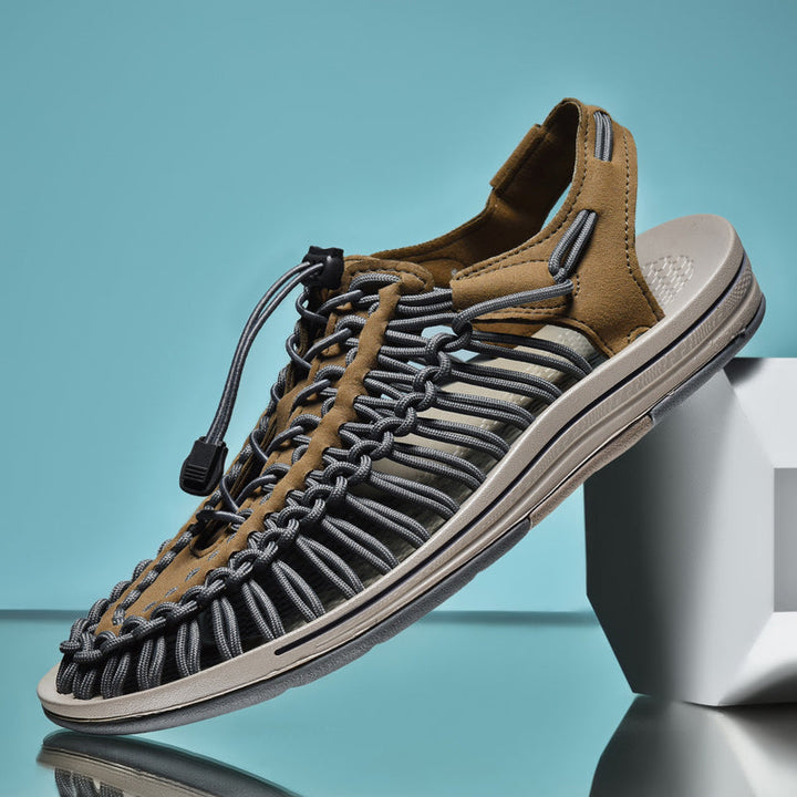 Mesh herrsandaler, andningsbar design, brun färg, optimal ventilation och grepp för strand- och stadsäventyr sommar.