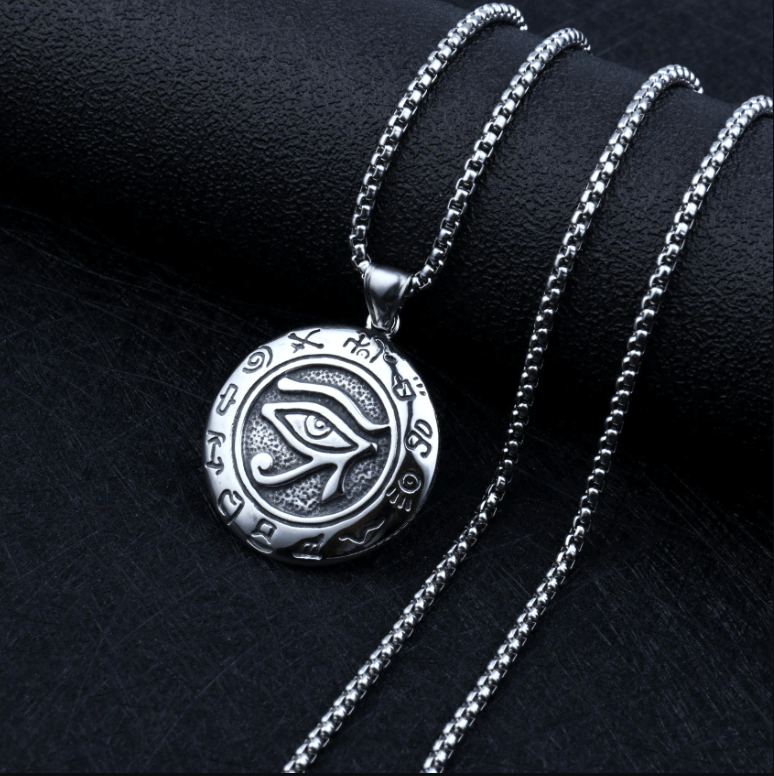 "Miljövänligt Öga av Horus halsband i stål för män och kvinnor, med antik egyptisk design och symbolik för skydd."