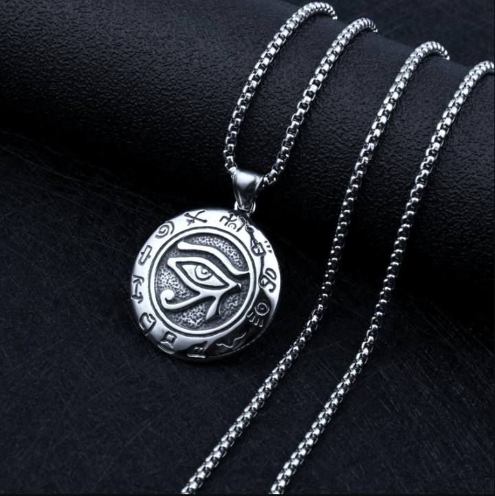 "Miljövänligt Öga av Horus halsband i stål för män och kvinnor, med antik egyptisk design och symbolik för skydd."