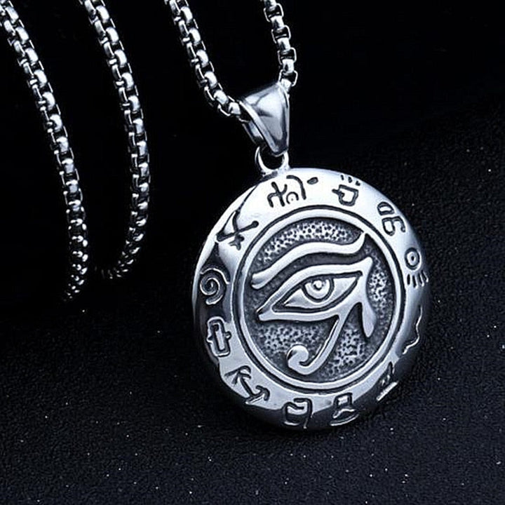 "Miljövänligt Öga av Horus halsband i stål för män och kvinnor, med antik egyptisk design och symbolik för skydd."
