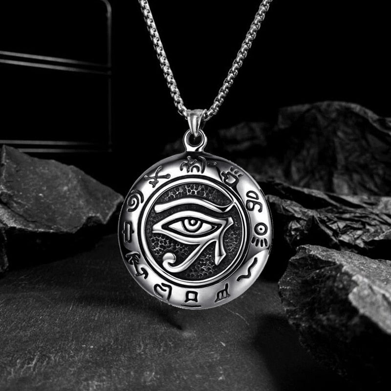 "Miljövänligt Öga av Horus halsband i stål för män och kvinnor, med antik egyptisk design och symbolik för skydd."