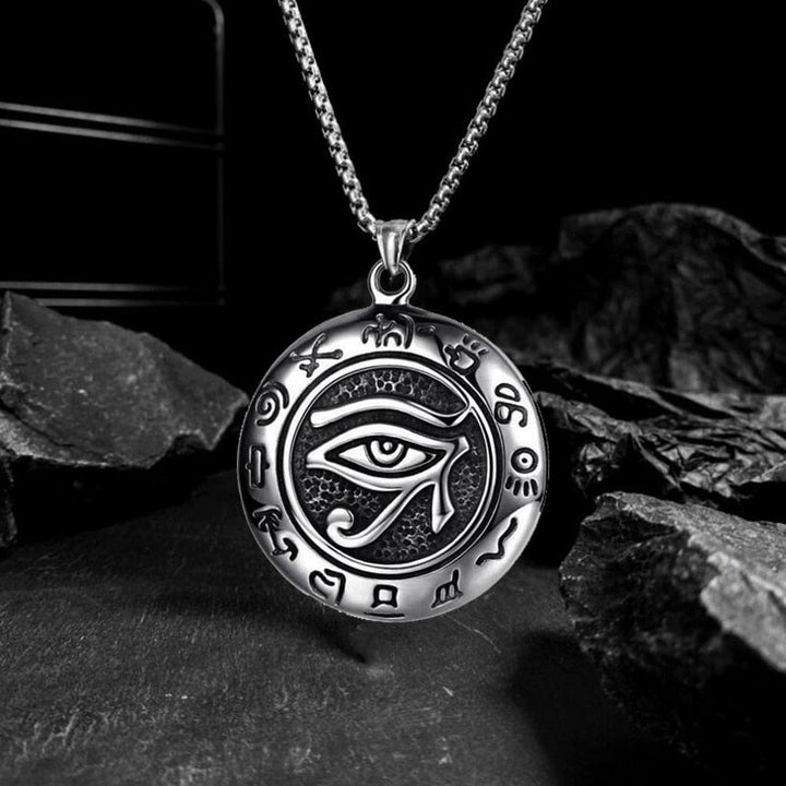 "Miljövänligt Öga av Horus halsband i stål för män och kvinnor, med antik egyptisk design och symbolik för skydd."