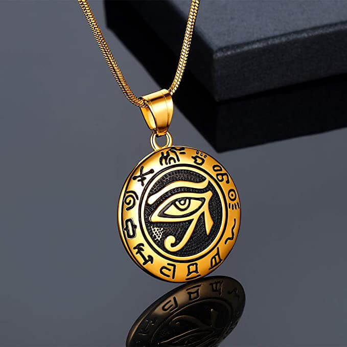 "Miljövänligt Öga av Horus halsband i stål för män och kvinnor, med antik egyptisk design och symbolik för skydd."