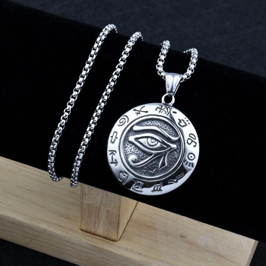 "Miljövänligt Öga av Horus halsband i stål för män och kvinnor, med antik egyptisk design och symbolik för skydd."