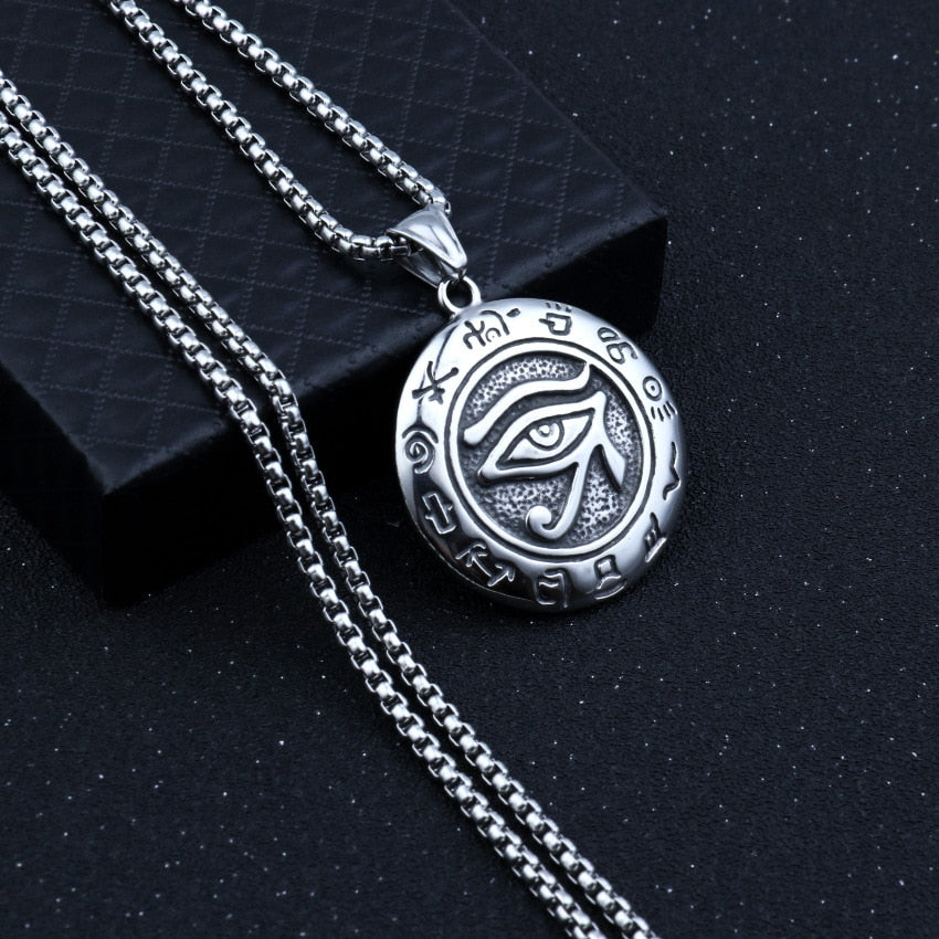 "Miljövänligt Öga av Horus halsband i stål för män och kvinnor, med antik egyptisk design och symbolik för skydd."