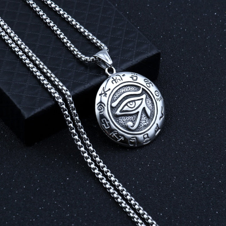 "Miljövänligt Öga av Horus halsband i stål för män och kvinnor, med antik egyptisk design och symbolik för skydd."