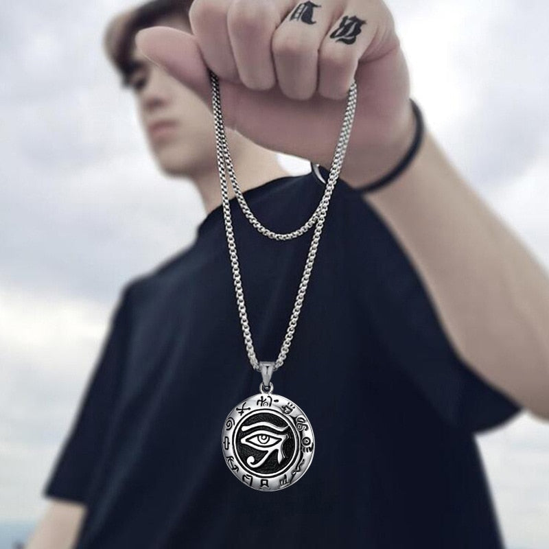 "Miljövänligt Öga av Horus halsband i stål för män och kvinnor, med antik egyptisk design och symbolik för skydd."